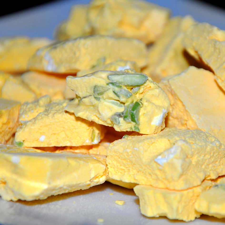 تصویر 1 از بستنی خشک زعفرانی میان‌ وعده خنک و مقوی در تابستان